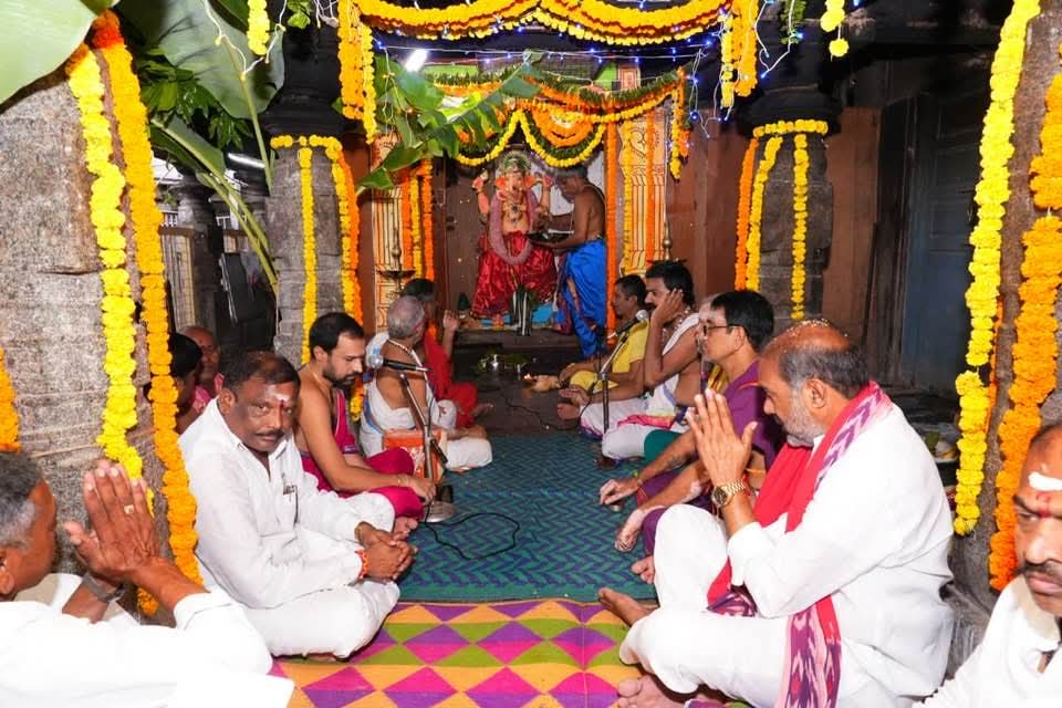 రాజరాజేశ్వర స్వామి వారి సేవలో రాష్ట్ర ప్రభుత్వ విప్ రాజరాజేశ్వర స్వామి వారి సేవలో రాష్ట్ర ప్రభుత్వ విప్