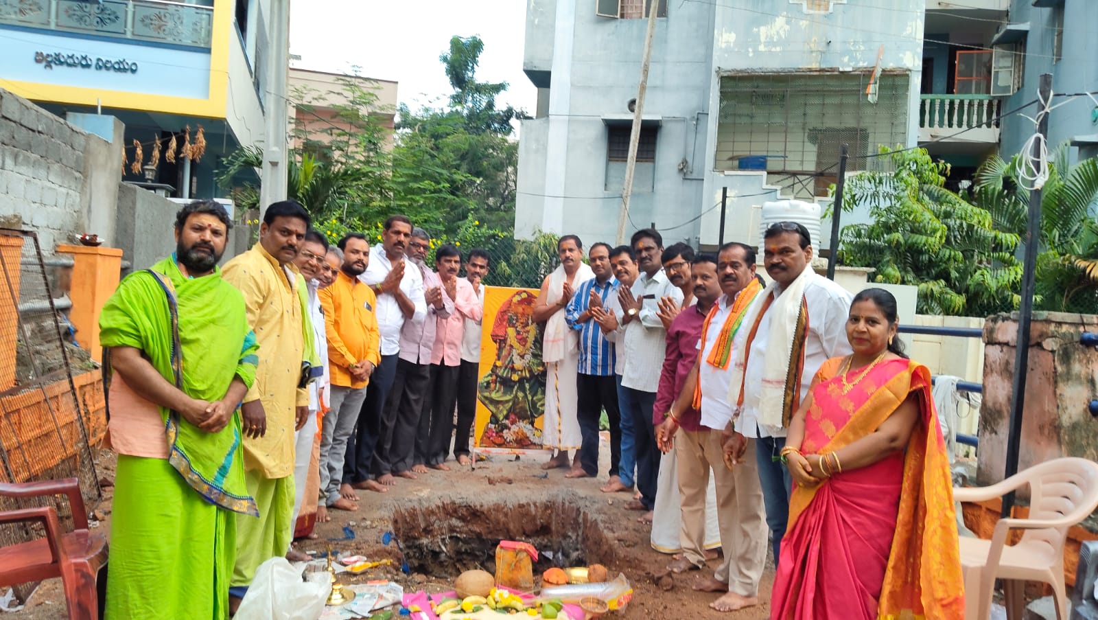 ముత్యాలమ్మ అలయ నిర్మాణానికి భూమి పూజా చేసిన కమిటీ సభ్యులు ముత్యాలమ్మ అలయ నిర్మాణానికి భూమి పూజా చేసిన కమిటీ సభ్యులు