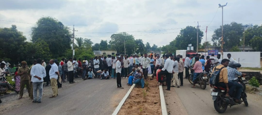 యూరియా కోసం రైతుల ధర్నా  రాస్తారోకో