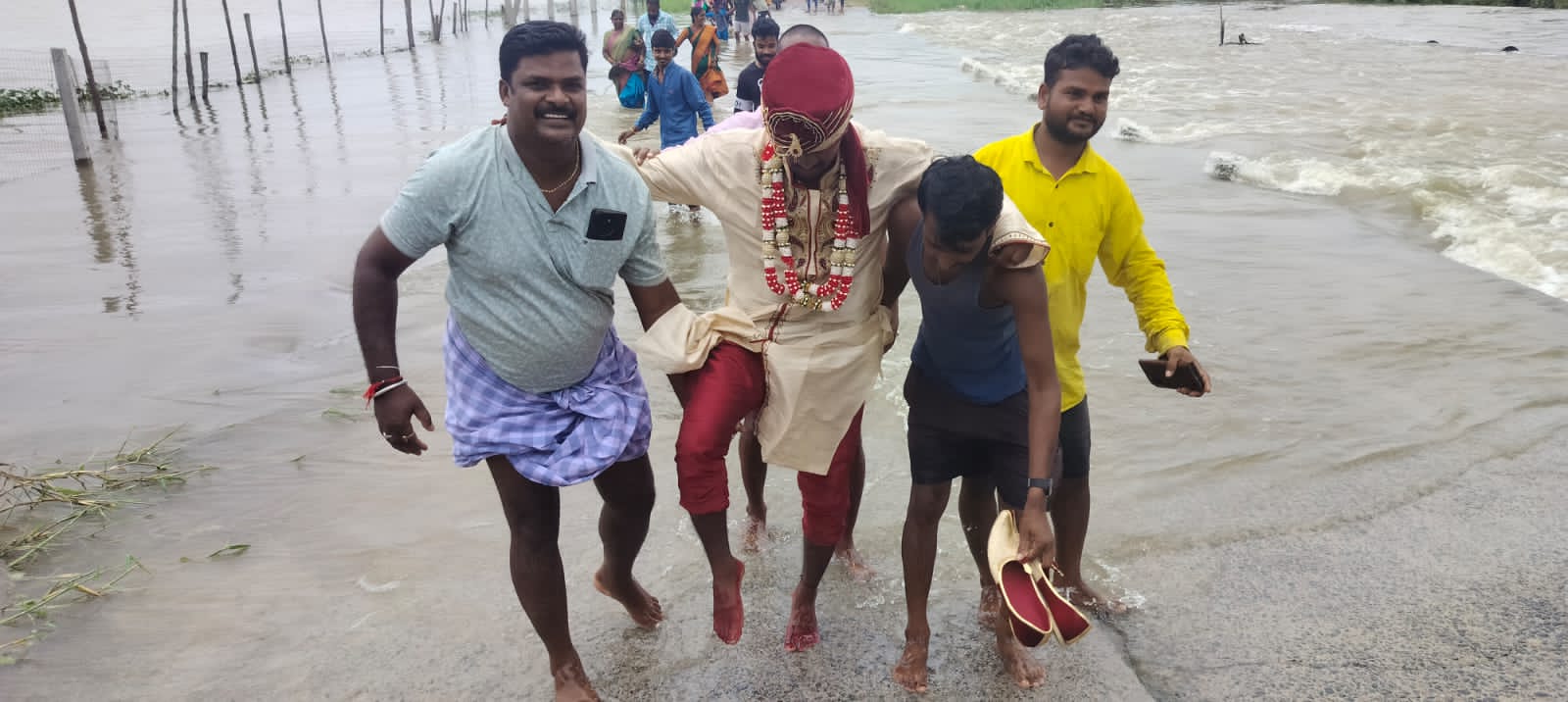 మత్తడి దాటలేక పెళ్ళికొడుకు పాట్లు… పెళ్ళికొడుకుని మోసుకెళ్లిన బంధువులు