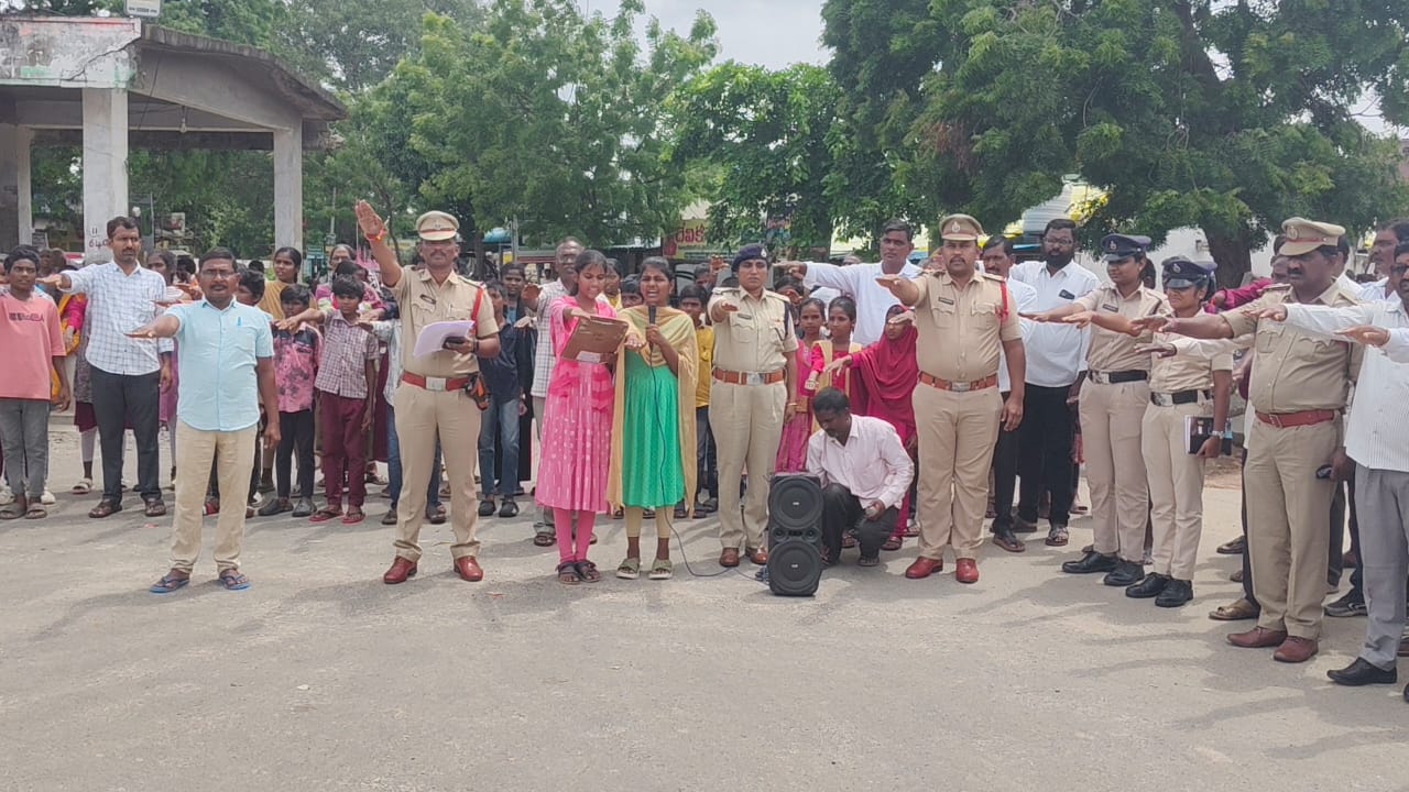 మాదక ద్రవ్యాలకు దూరంగా ఉండండి ..హుజురాబాద్ ఏసీపీ మాధవి