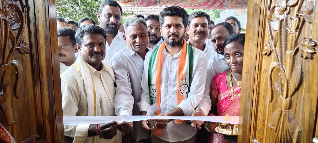 ఇందిరమ్మ ఇండ్ల గృహ ప్రవేశానికి హాజరైన ప్రణవ్.. ఇందిరమ్మ ఇండ్ల గృహ ప్రవేశానికి హాజరైన ప్రణవ్..