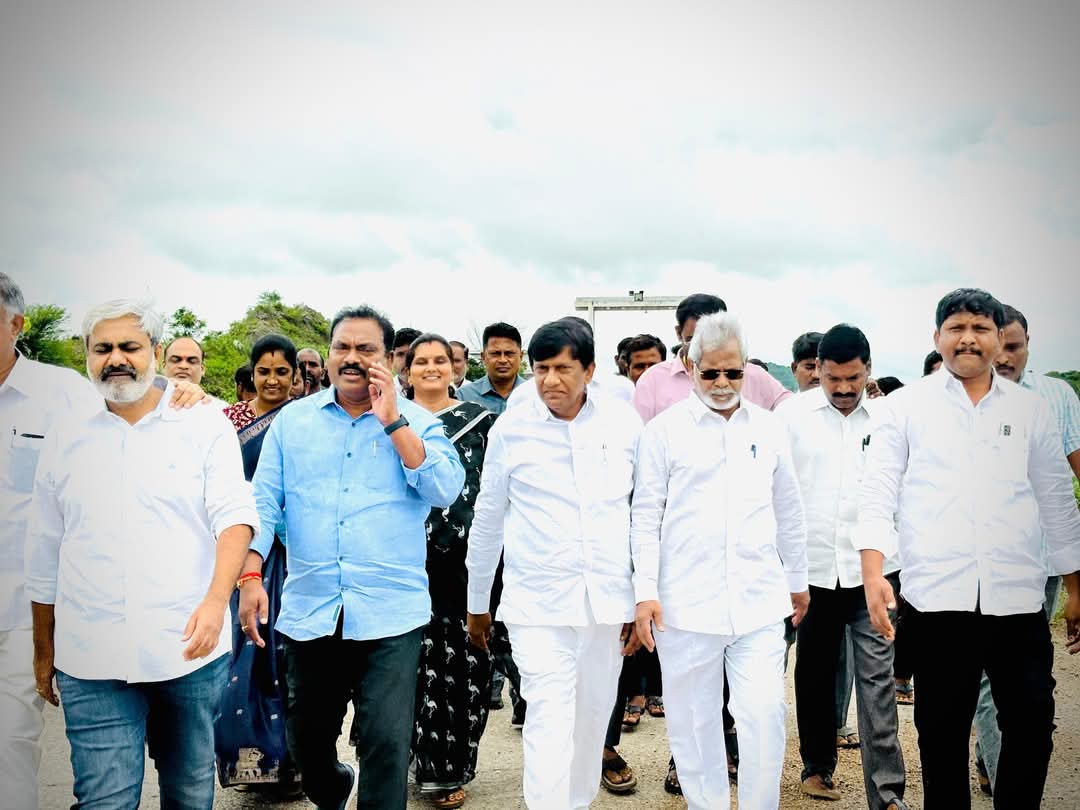 గాయత్రీ పంపును సందర్శించిన మాజీ ఎంపీ