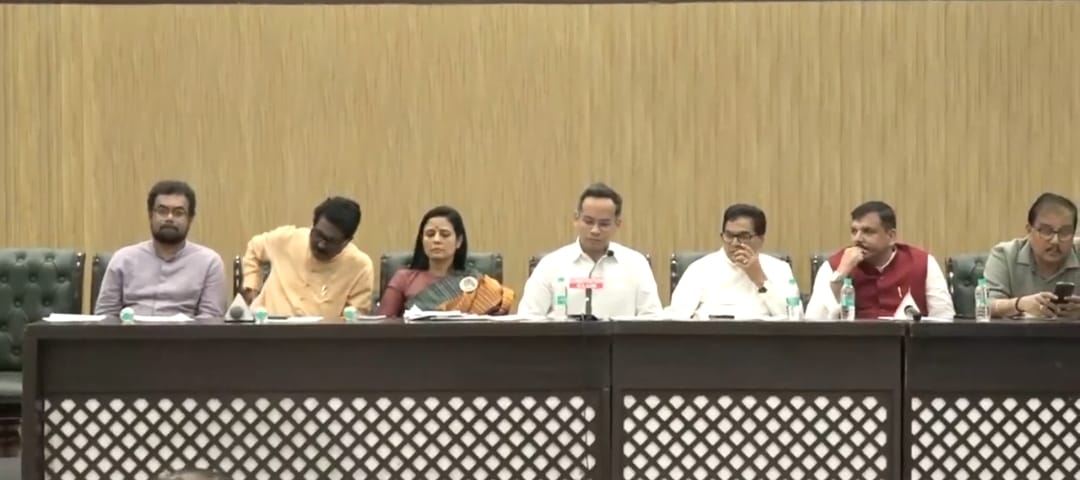 ప్రశ్నలు అడిగితే ఎదురుదాడి.. ఈసీపై విపక్షాలు మండిపాటు