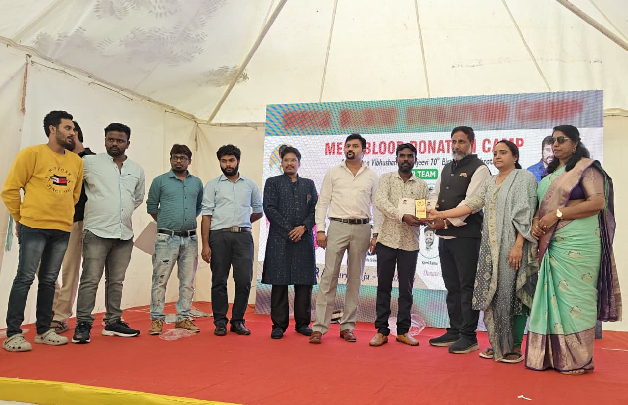 రక్త దాన శిబిరంలో పాల్గొన్న విజన్ ఇన్ఫ్రా ఎండీ కవిత