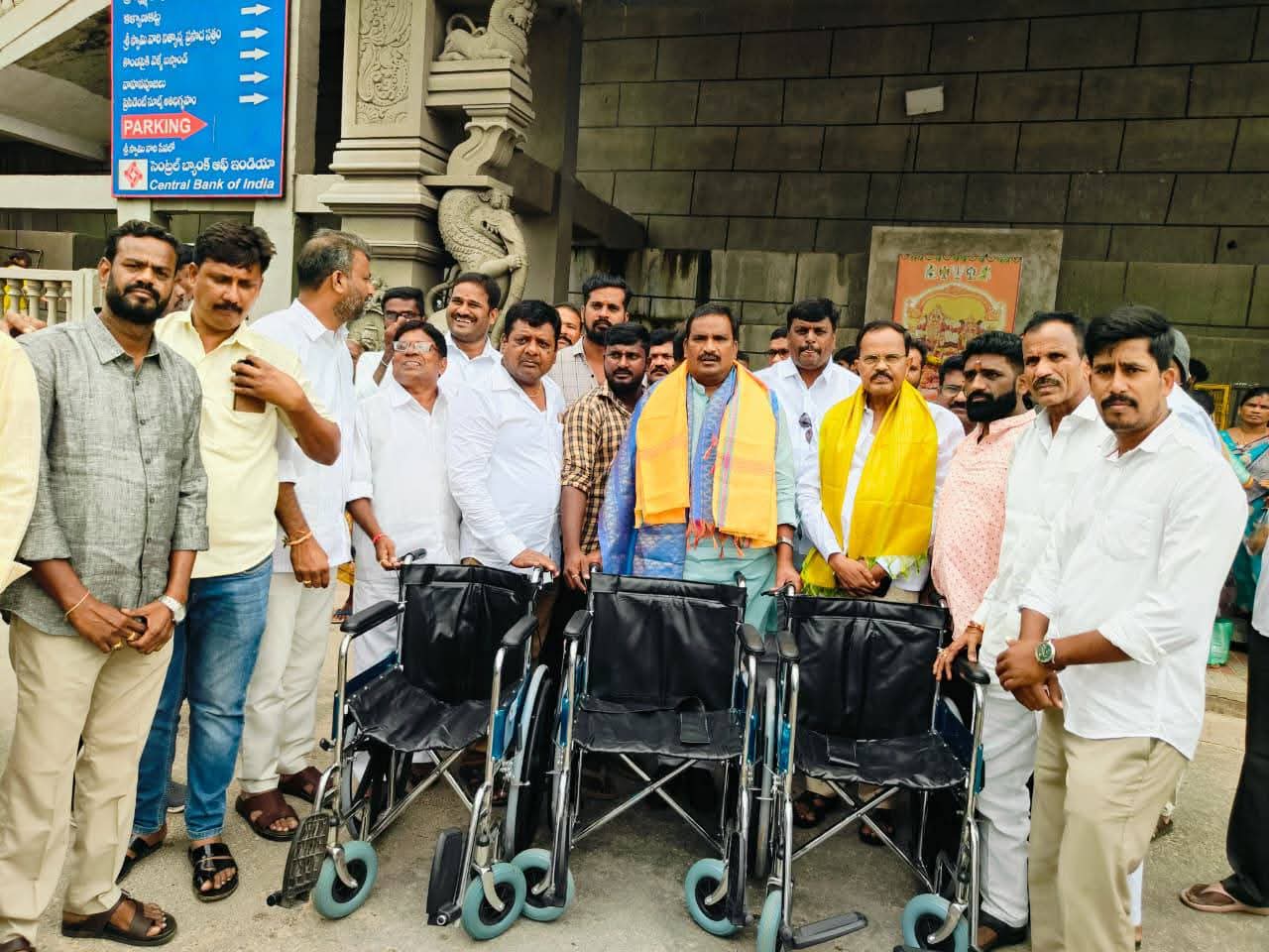 ఆలయానికి విల్ చైర్స్ పంపిణీ