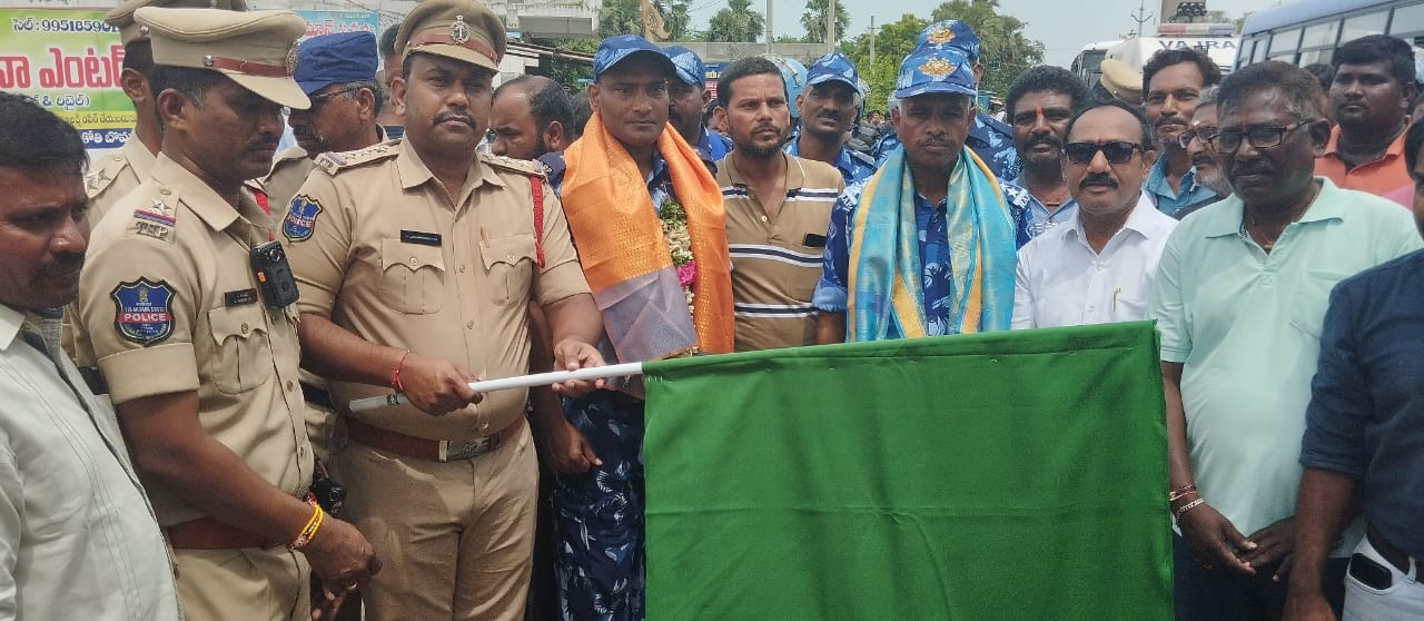 చల్లూరులో కేంద్ర బలగాల కవాతు చల్లూరులో కేంద్ర బలగాల కవాతు