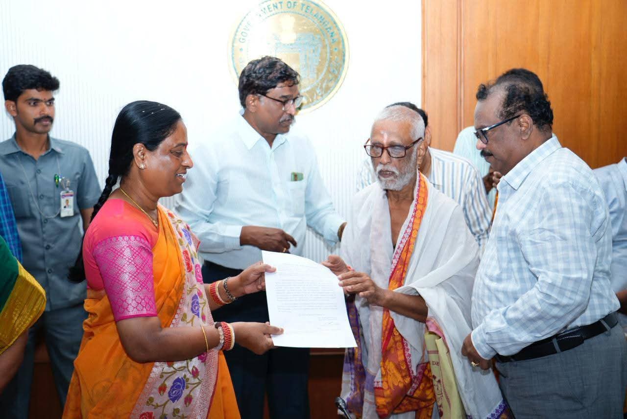 అర్చకులు, ఈవోలకు పదొన్నతులు..మంత్రి కృషితో పరిష్కారం అర్చకులు, ఈవోలకు పదొన్నతులు..మంత్రి కృషితో పరిష్కారం