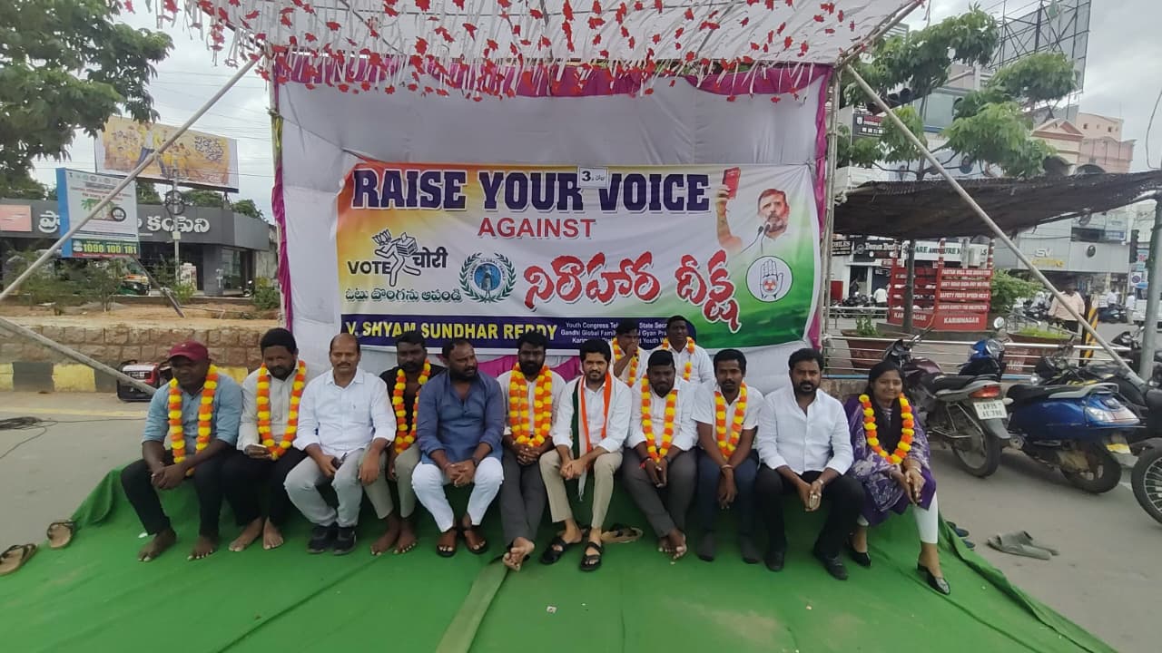 యూత్ కాంగ్రెస్ ఆధ్వర్యంలో నిర్వహిస్తున్న ఓట్ చోరీ నిరహారదీక్షకు సంఘీభావం తెలిపిన  ప్రణవ్.