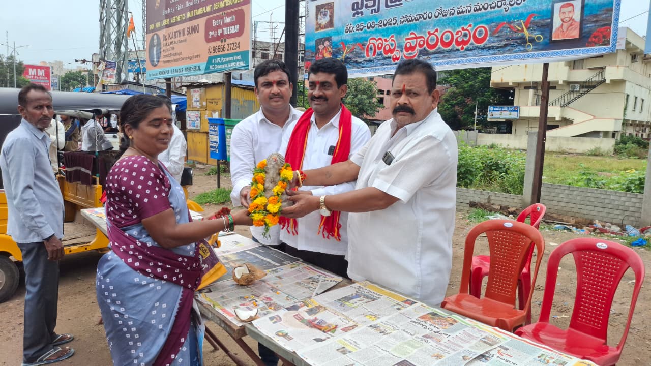 మట్టి వినాయక విగ్రహాల పంపిణీ చేసిన నాయకులు