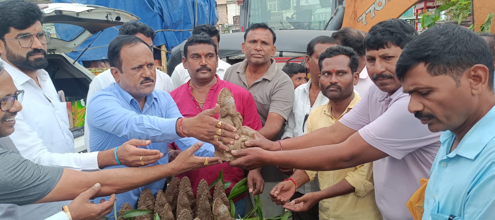 క్రెడయి చాప్టర్  ఆధ్వర్యంలో మట్టి గణపతుల పంపిణీ