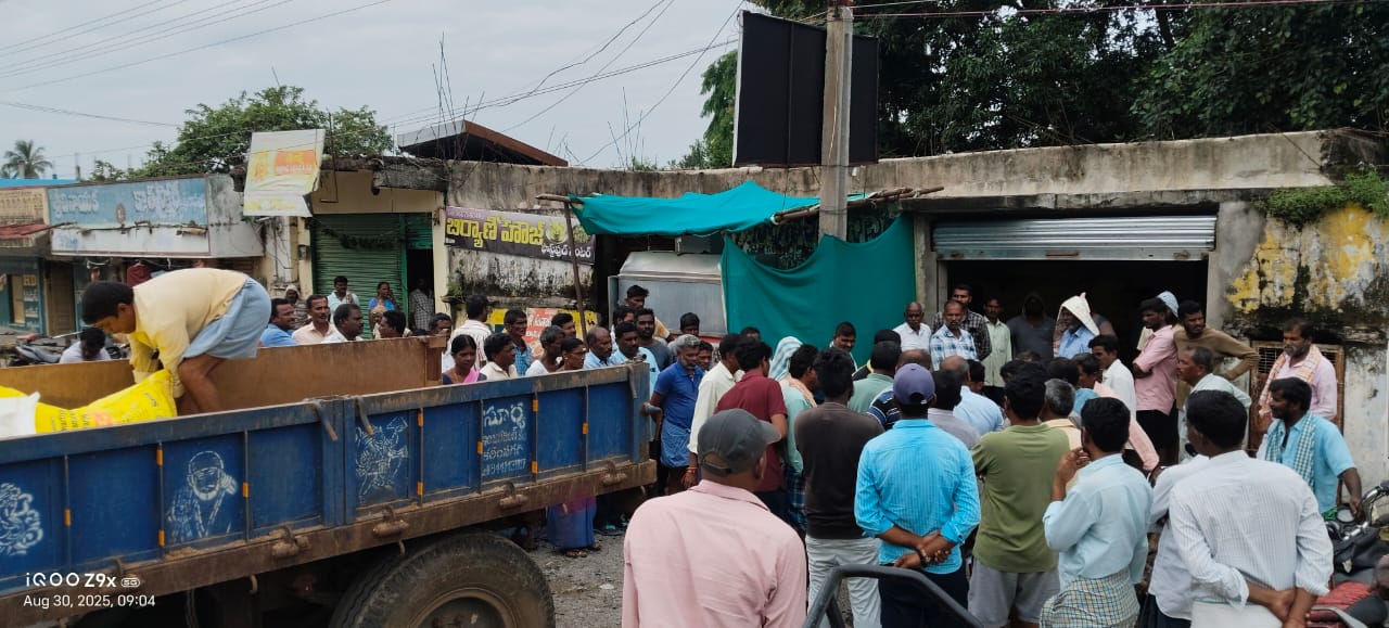 యూరియా కోసం రైతులకు తప్పని తిప్పలు యూరియా కోసం రైతులకు తప్పని తిప్పలు