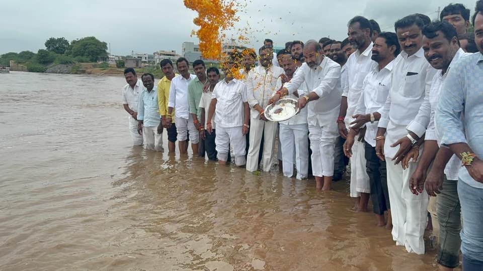 గంగమ్మ తల్లికి ప్రత్యేక పూజలు నిర్వహించిన రాష్ట్ర ప్రభుత్వ విప్ గంగమ్మ తల్లికి ప్రత్యేక పూజలు నిర్వహించిన రాష్ట్ర ప్రభుత్వ విప్