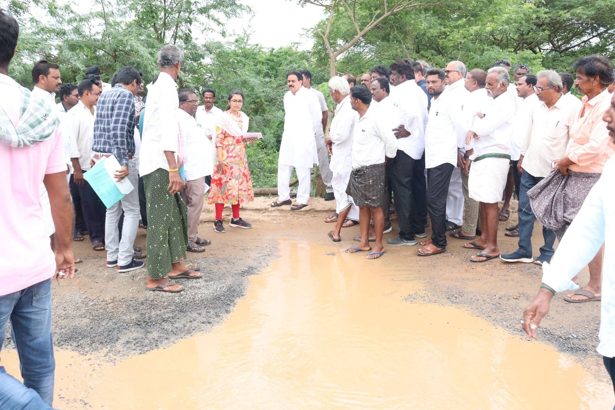 భారీ వర్షాలు…. ముంపు ప్రాంతాలను పరిశీలించిన మంత్రి…