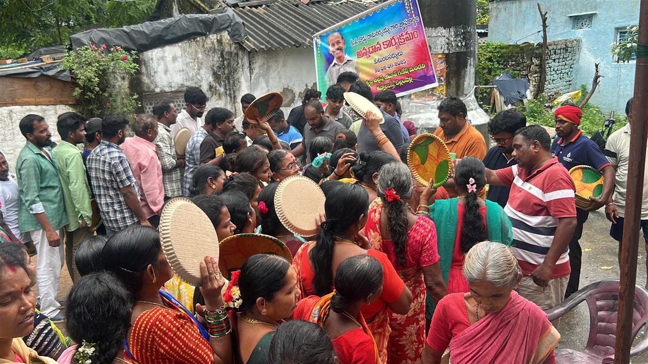 తండ్రి జ్ఞాపకార్థం సేవా కార్యక్రమాలు