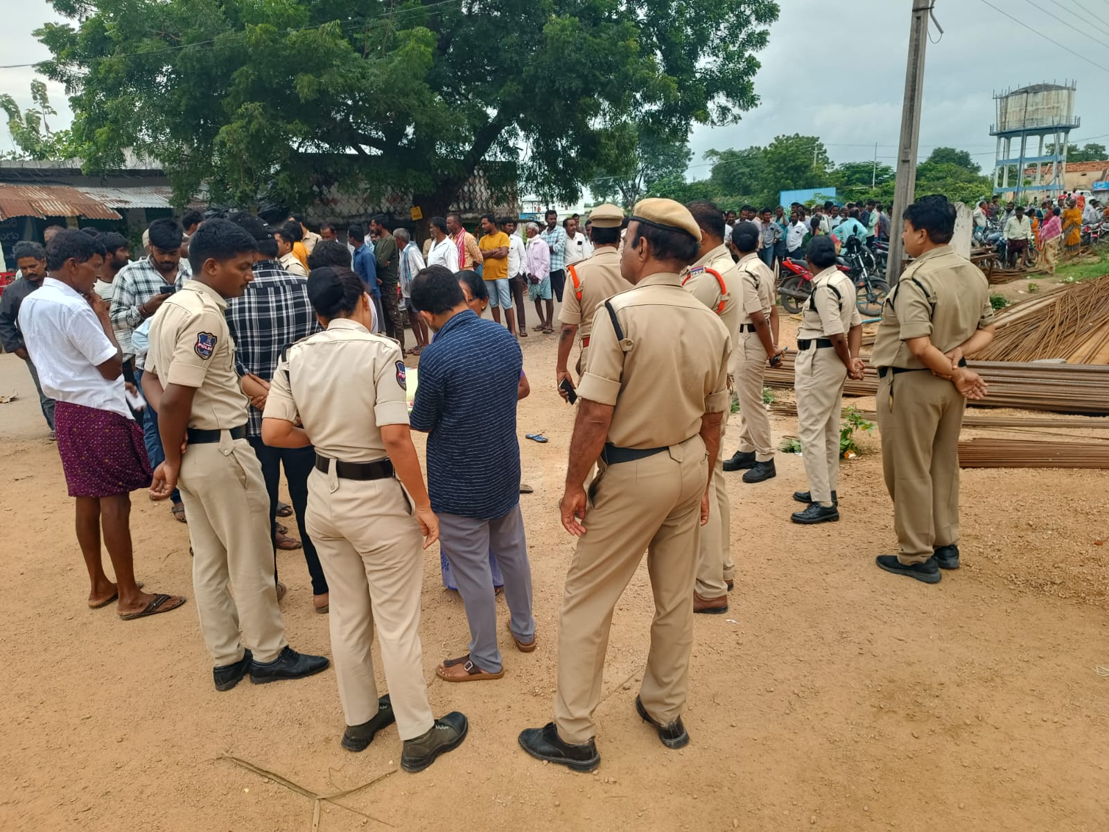 పోలీసుల సమక్షంలో రైతులకు యూరియా బస్తాల కూపన్ల  పంపిణీ