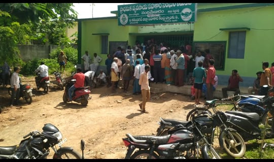 యూరియా కోసం బారులు తీరిన రైతులు… యూరియా కోసం బారులు తీరిన రైతులు…