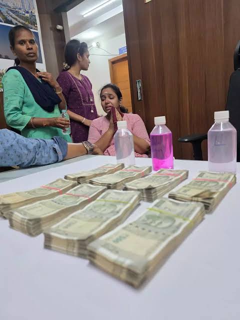 ఏసీబీ కి పట్టుబడిన టౌన్ ప్లానింగ్ అధికారిని ఏసీబీ కి పట్టుబడిన టౌన్ ప్లానింగ్ అధికారిని