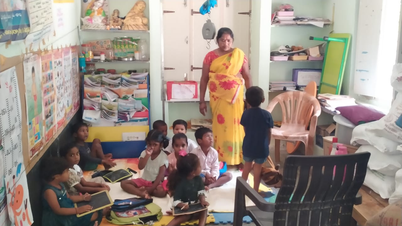 అంగన్వాడీ కేంద్రంలో ఆయా లేక అవస్థలు