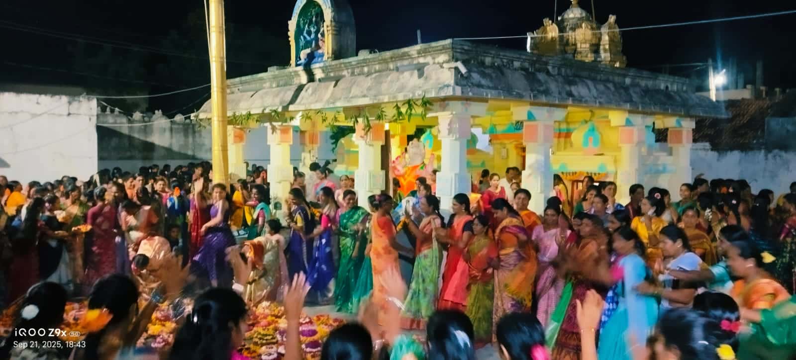 తెలంగాణా లో మొదలైన పూల పండుగ పల్లెల్లో బతుకమ్మ సంబురాలు..