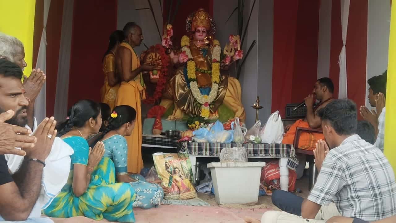 ఘనంగా ప్రారంభమైన నవరాత్రి ఉత్సవాలు ఘనంగా ప్రారంభమైన నవరాత్రి ఉత్సవాలు