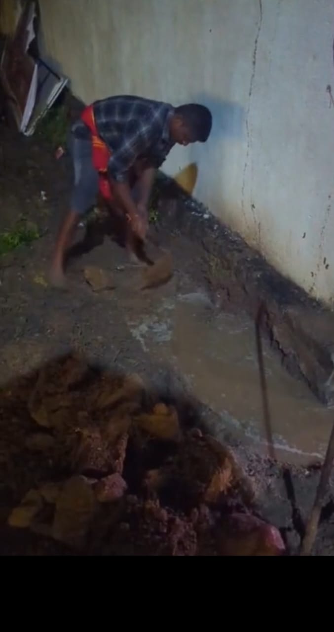 జలమయంగా పొత్కపల్లి మహా లింగేశ్వర స్వామి ఆలయం.. భక్తుల ఇబ్బంది