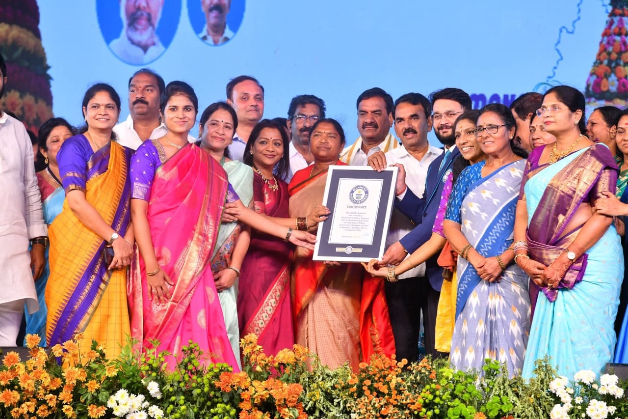 తెలంగాణ బతుకమ్మకు రెండు గిన్నిస్ రికార్డులు..