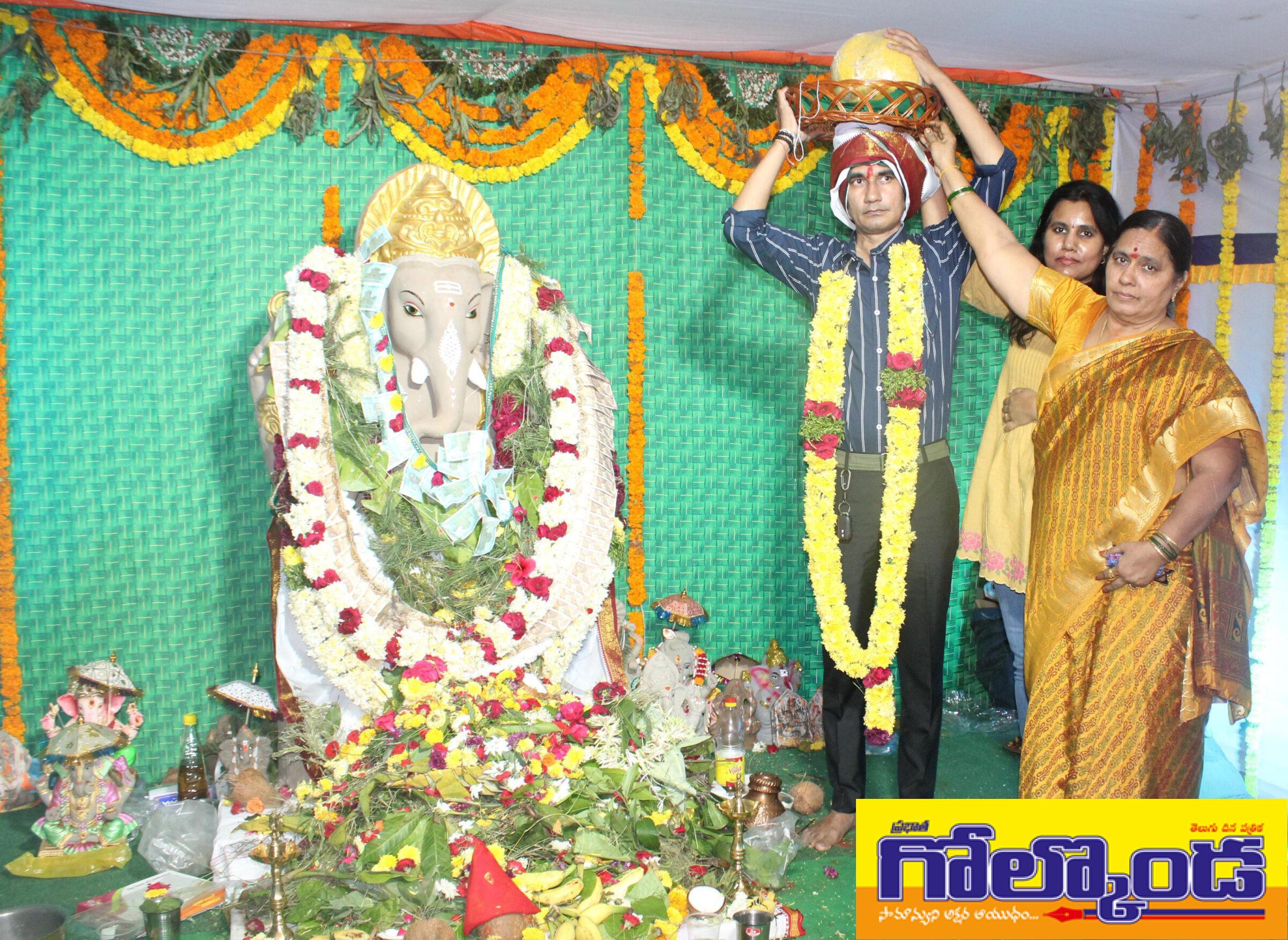 వేలం పాటలో లడ్డు కైవసం  చేసుకున్న భక్తులు