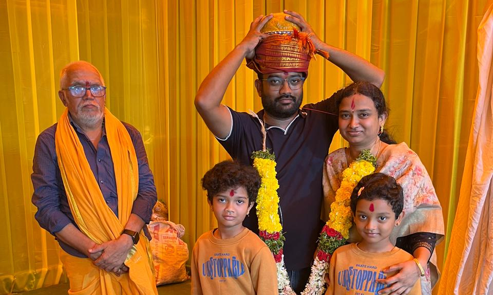 లడ్డును వేలం పాటలో కైవసం చేసుకున్న కస్తూరి జ్యోత్స్నానాగరాజు దంపతులు లడ్డును వేలం పాటలో కైవసం చేసుకున్న కస్తూరి జ్యోత్స్నానాగరాజు దంపతులు