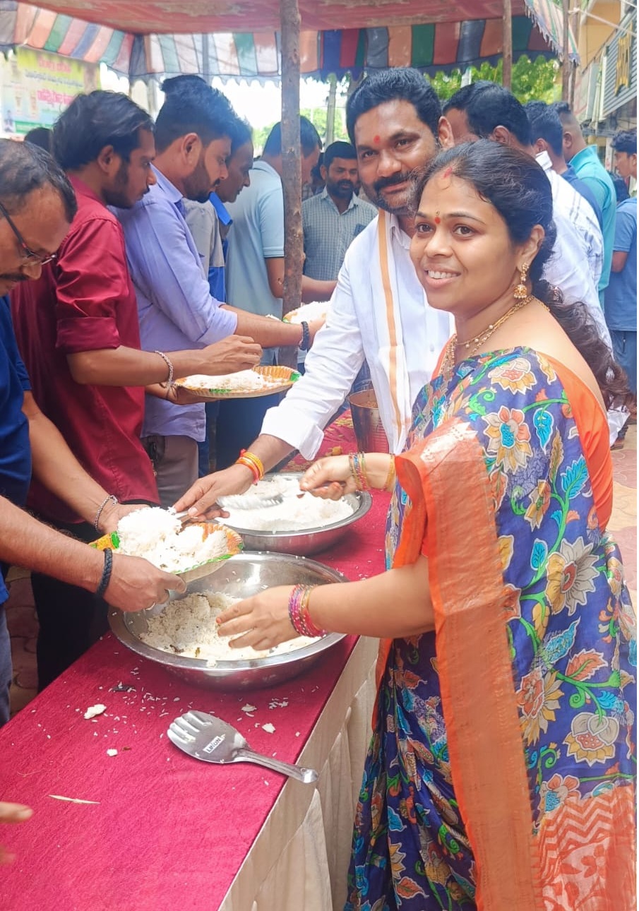 సురభి గ్రూప్ ఆఫ్ హోటల్స్ ఆధ్వర్యంలో ఘనంగా అన్న దాన కార్యక్రమం సురభి గ్రూప్ ఆఫ్ హోటల్స్ ఆధ్వర్యంలో ఘనంగా అన్న దాన కార్యక్రమం