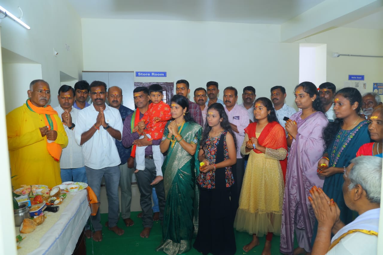 ఆయుధ పూజ చేసిన పోలీస్ లు ఆయుధ పూజ చేసిన పోలీస్ లు