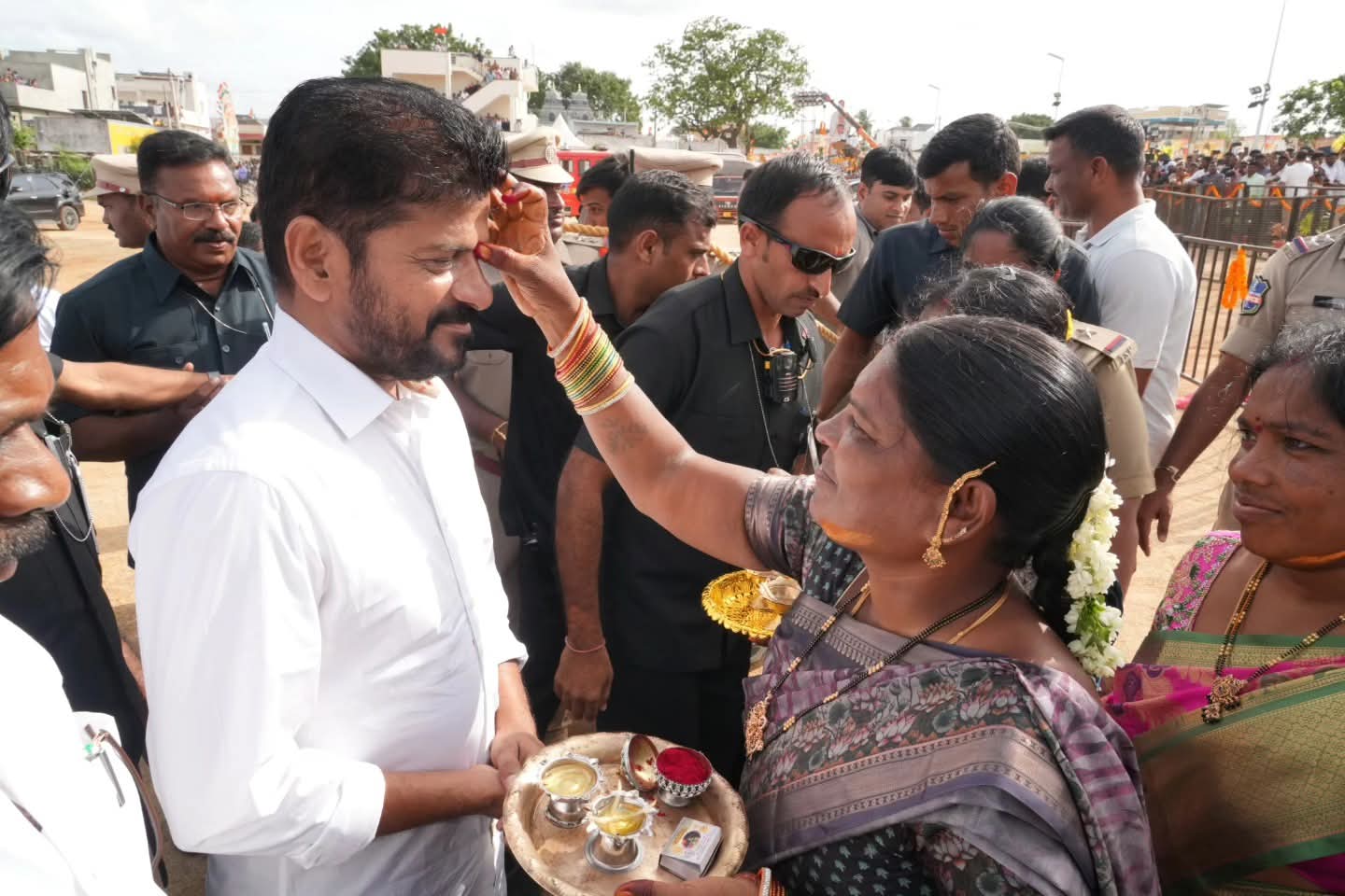 కొండారెడ్డిపల్లి దసరా వేడుకలలో పాల్గొన్న సీఎం రేవంత్ కొండారెడ్డిపల్లి దసరా వేడుకలలో పాల్గొన్న సీఎం రేవంత్