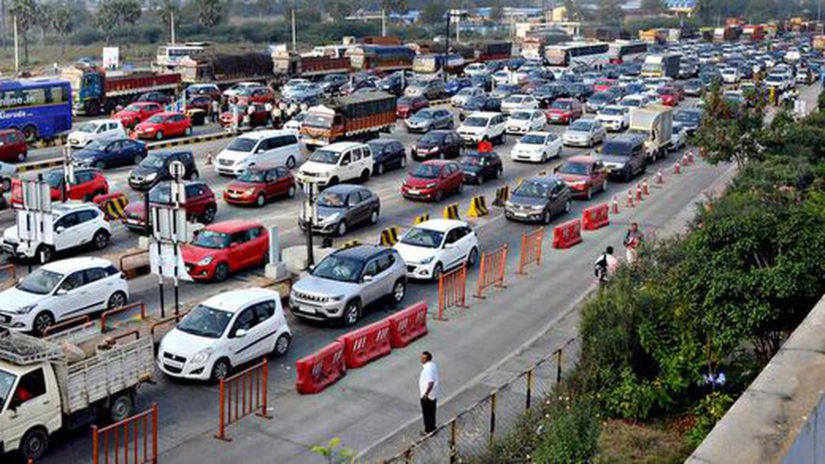 రద్దీగా మారినా హైదరాబాద్ కు వచ్చే రహదారులు …..