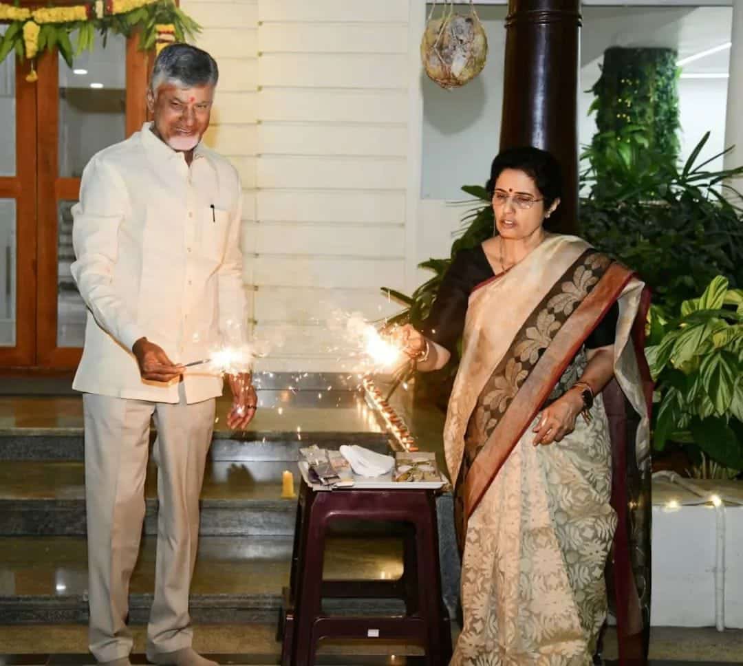 కుటుంబసభ్యులతో ఘనంగా దీపావళి సంబరాలు చేసుకున్న సీఎం చంద్రబాబు