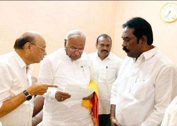 దశాబ్ద కాలంగా పార్టీకి చేసిన సేవలను గుర్తించండి దశాబ్ద కాలంగా పార్టీకి చేసిన సేవలను గుర్తించండి