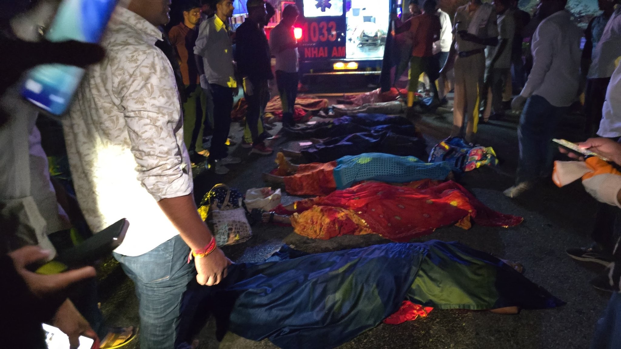 ఘోర రోడ్డు ప్రమాదం.. 18 మంది మృతి..