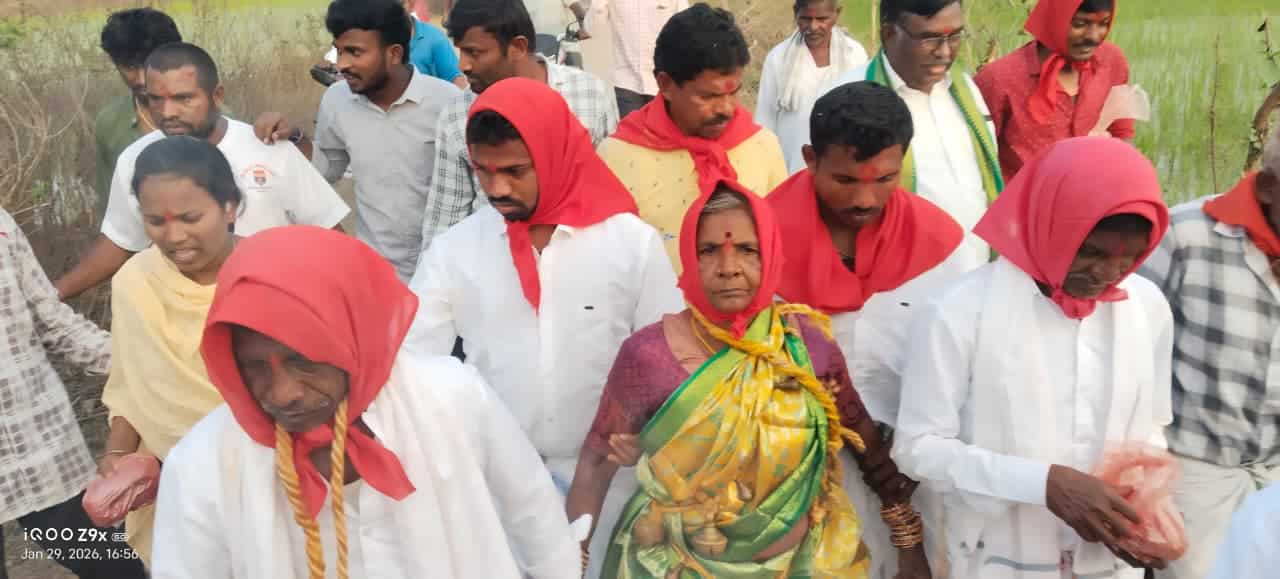 వనం నుండి జనంలో ని  గద్దెల వద్ద కు  చేరిన ..సమ్మక్క రాక