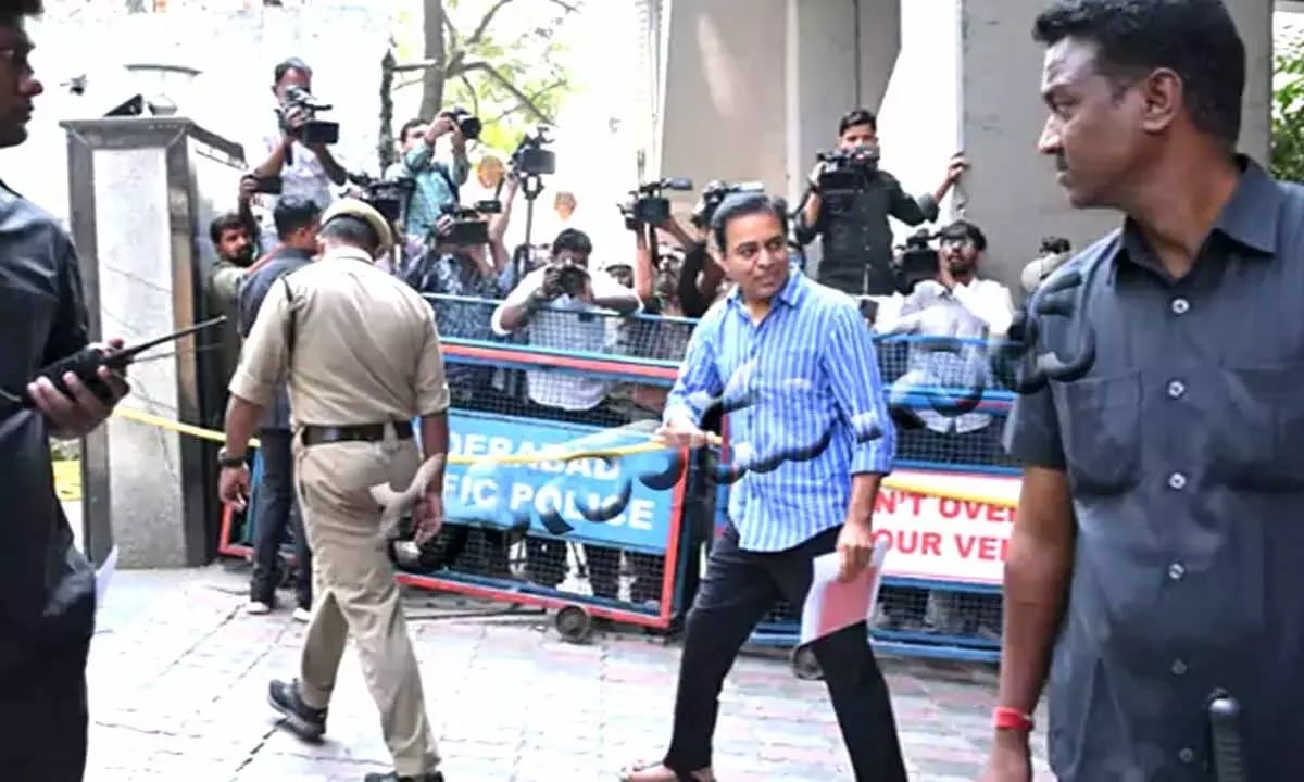 సిట్ విచారణకు కేటీఆర్.. తెలంగాణ భవన్కు తరలి వస్తున్న పార్టీ శ్రేణులు సిట్ విచారణకు కేటీఆర్.. తెలంగాణ భవన్కు తరలి వస్తున్న పార్టీ శ్రేణులు