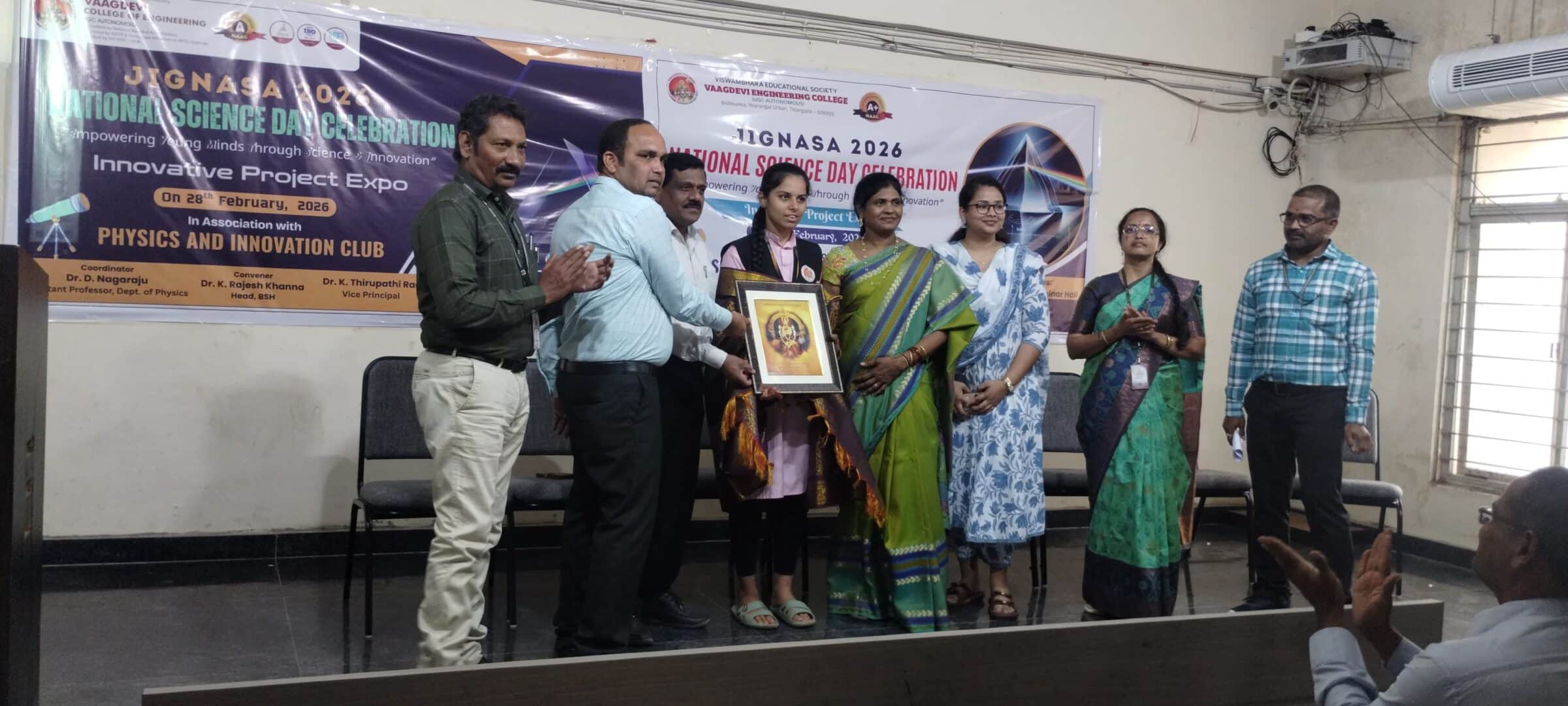 జేఎన్టీయూ టైక్వాండో పోటీల్లో మంచిర్యాల విద్యార్థిని అస్మితకు స్వర్ణ పతకం జేఎన్టీయూ టైక్వాండో పోటీల్లో మంచిర్యాల విద్యార్థిని అస్మితకు స్వర్ణ పతకం