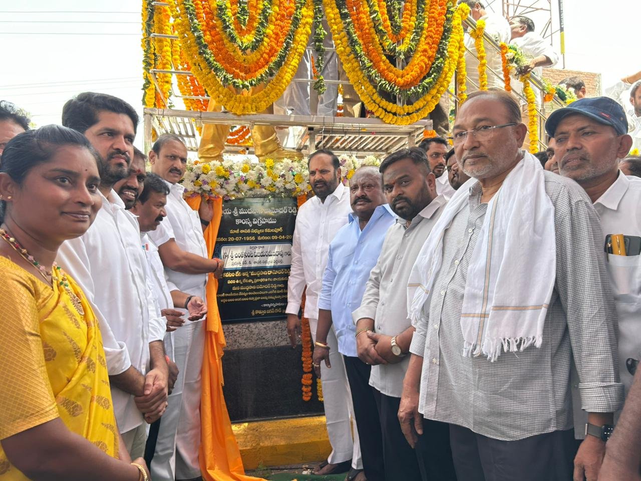 మాజీ మంత్రి ముద్దసాని దామోదర్ రెడ్డి కాంస్య విగ్రహం ఆవిష్కరించిన ప్రభుత్వ విఫ్ మాజీ మంత్రి ముద్దసాని దామోదర్ రెడ్డి కాంస్య విగ్రహం ఆవిష్కరించిన ప్రభుత్వ విఫ్