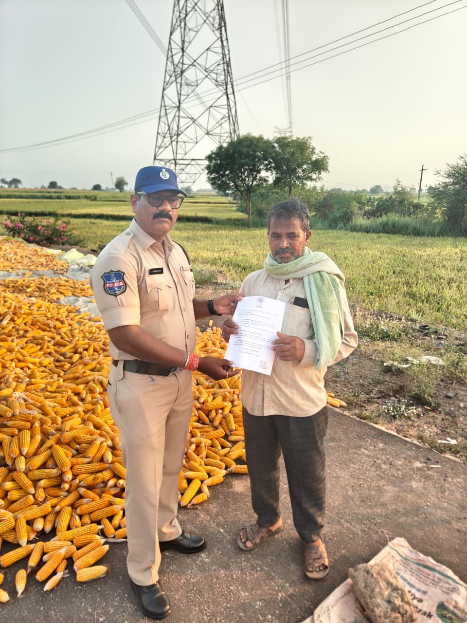 రోడ్లపై వరి ధాన్యం ఆరబెట్టొదు.. ప్రమాదాల నివారణకై.. రైతులకు అవగాహనకల్పిస్తున్న పోలీసులు