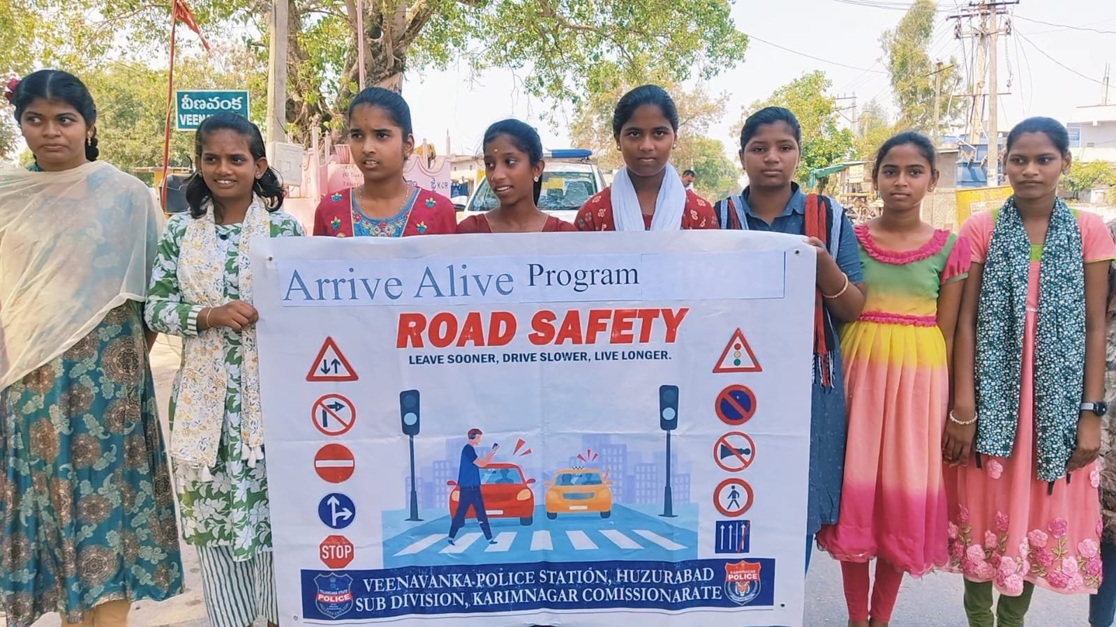 రోడ్ సెప్టి పై  విద్యార్థుల కు అవగాహన..