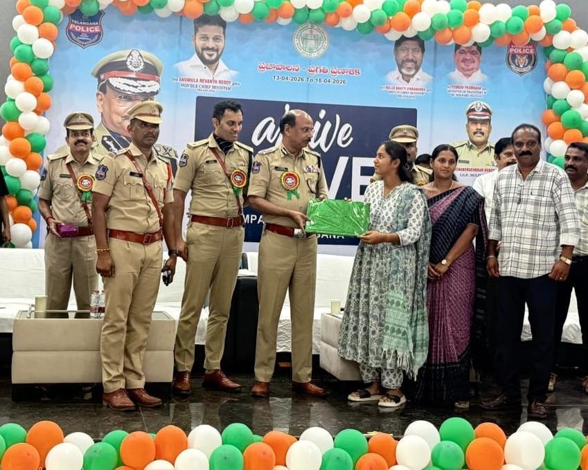 డీజిపి చేతుల మీదుగా అవార్డు అందుకున్న మాహిళా కానిస్టేబుల్