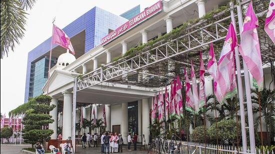 తెలంగాణ భవన్ ముట్టడికి ఉద్యమకారుల జేఏసీ యత్నం.. ఉద్రిక్తత తెలంగాణ భవన్ ముట్టడికి ఉద్యమకారుల జేఏసీ యత్నం.. ఉద్రిక్తత