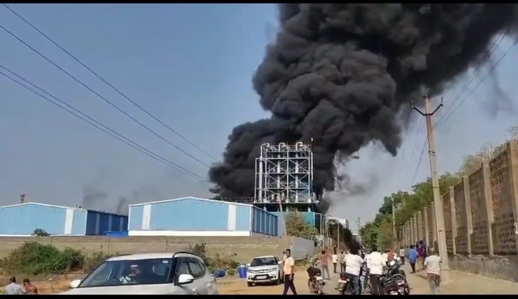 గడ్డపోతారం పారిశ్రామికవాడలో చెలరేగుతున్న మంటలు..