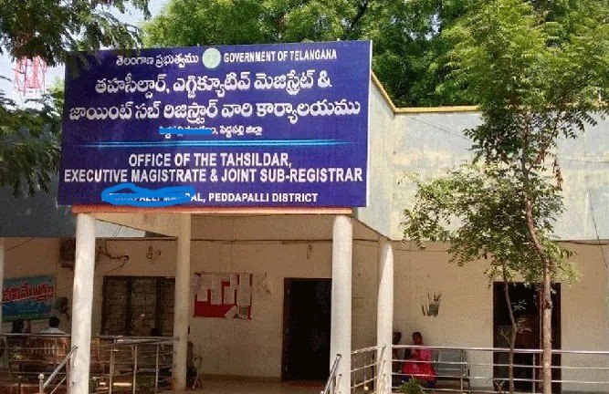 లంచం తీసుకుంటూ పట్టుబడిన ఆర్ ఐ