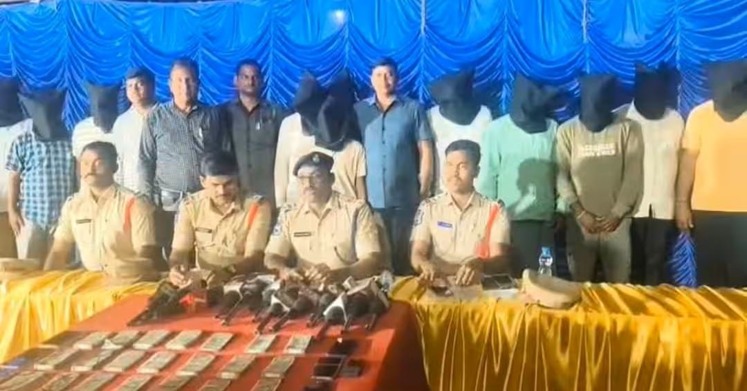 పెట్రోల్ బంకులో ఫేక్ కరెన్సీ.. అడ్డంగా దొరికిపోయిన ముఠా