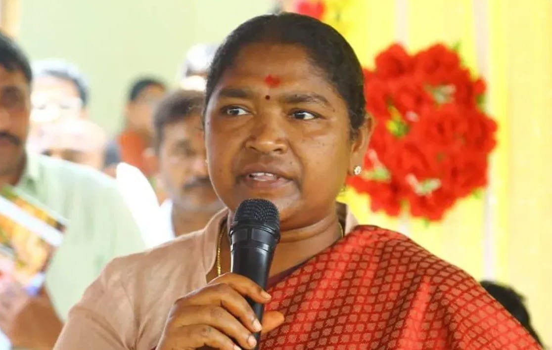 పిచ్చిపిచ్చి ఆరోపణలు చేస్తే లీగల్ నోటీసులు ఇస్తాం: మంత్రి సీతక్క పిచ్చిపిచ్చి ఆరోపణలు చేస్తే లీగల్ నోటీసులు ఇస్తాం: మంత్రి సీతక్క